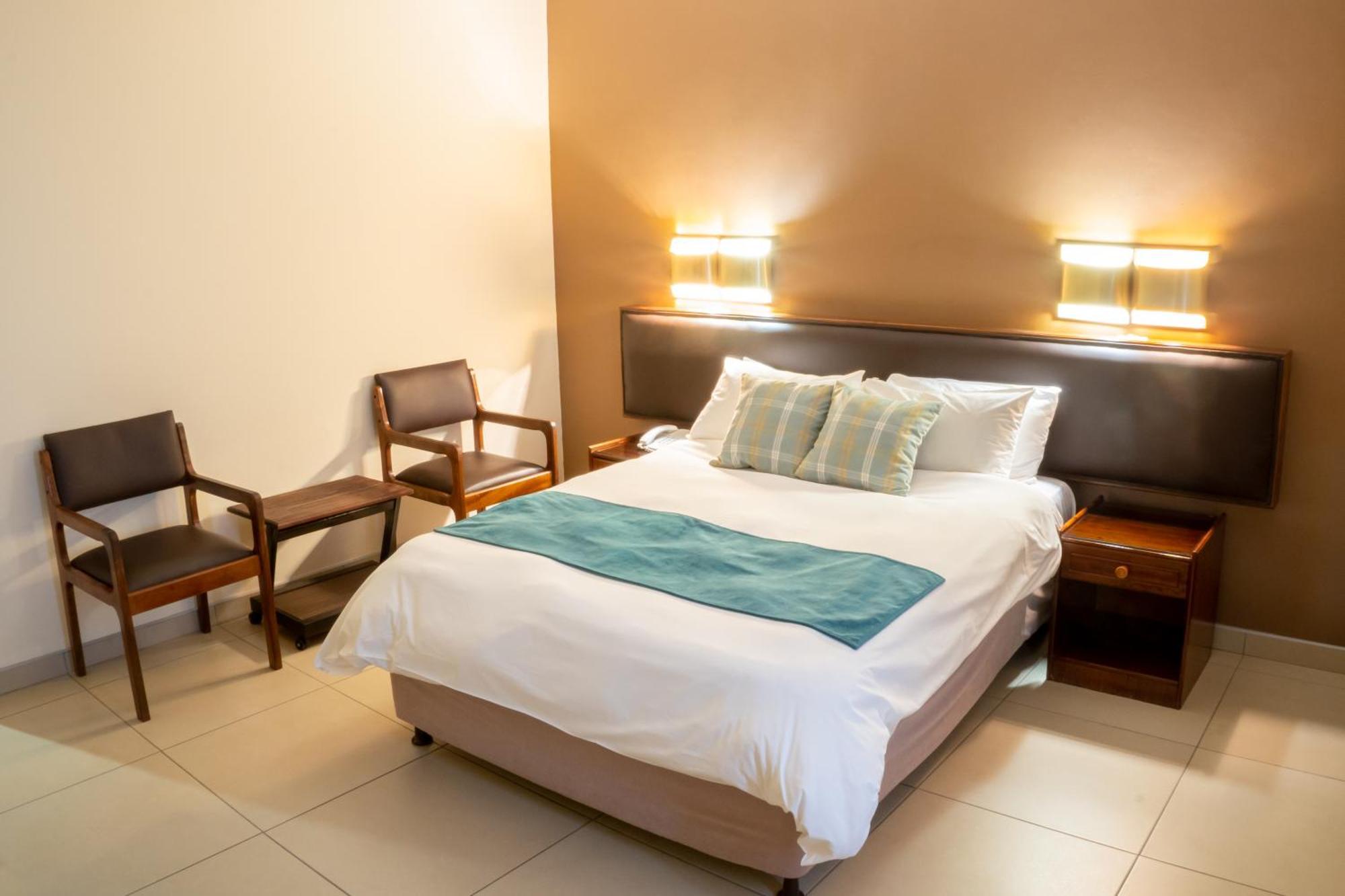 Elgro Hotel Potchefstroom Bagian luar foto